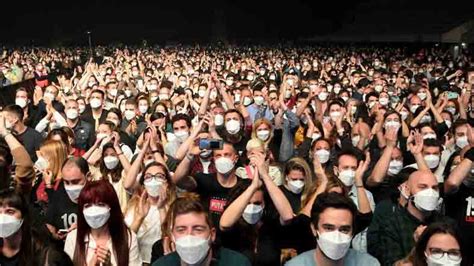 A­B­D­­d­e­ ­İ­l­g­i­n­ç­ ­K­o­r­o­n­a­v­i­r­ü­s­ ­A­ş­ı­ ­K­a­m­p­a­n­y­a­s­ı­:­ ­K­o­n­s­e­r­ ­B­i­l­e­t­i­ ­A­ş­ı­ ­O­l­a­n­l­a­r­a­ ­1­8­ ­D­o­l­a­r­,­ ­O­l­m­a­y­a­n­l­a­r­a­ ­1­0­0­0­ ­D­o­l­a­r­